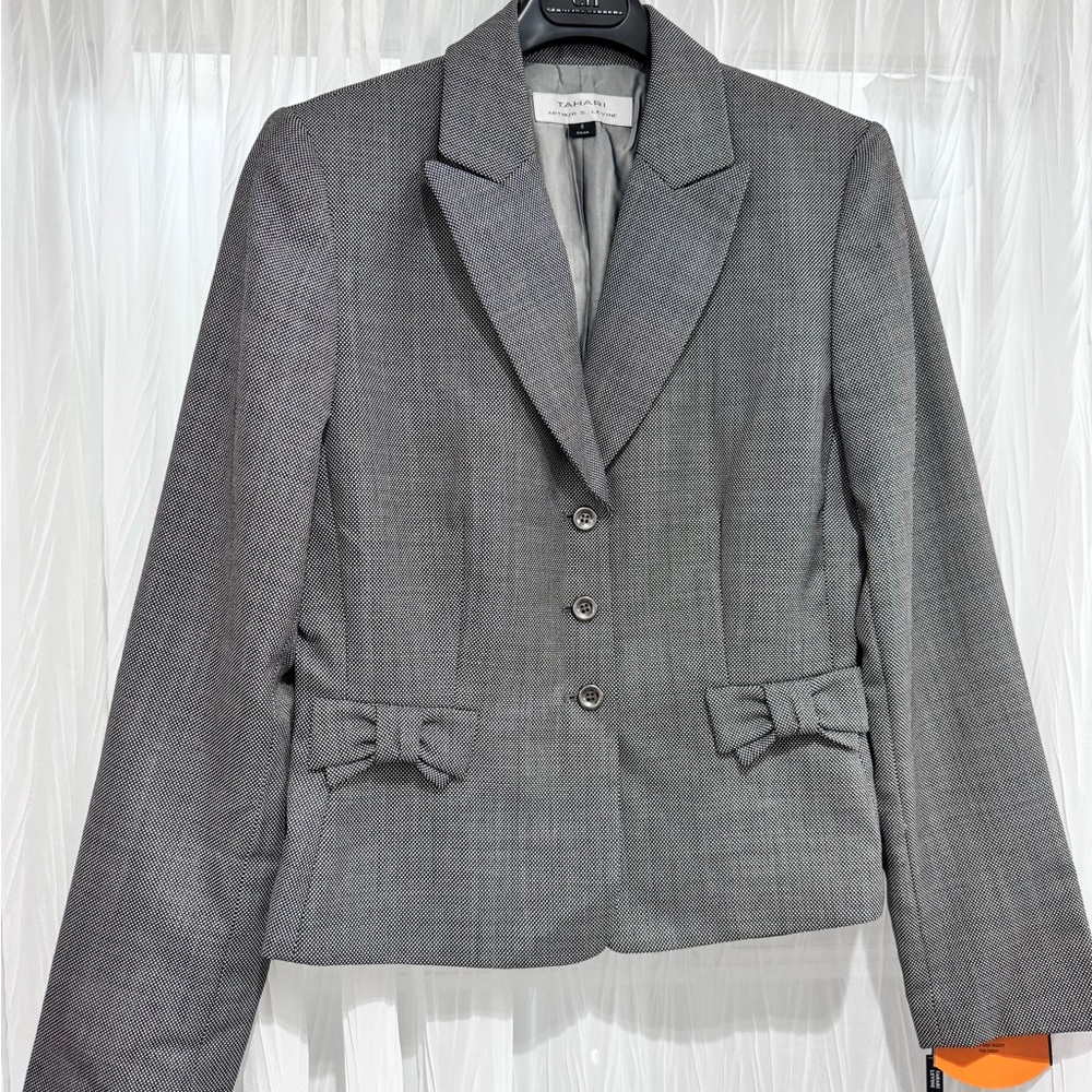Tahari brand size 6 , black & white color , jacket & skirt New with tag